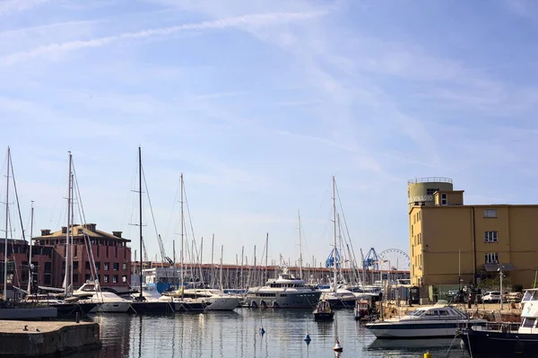 Pier Med Dockade Båtar Sett Från Trottoar Solig Dag — Stockfoto