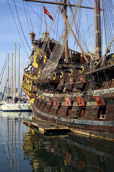 Galleon Diğer Teknelerle Birlikte Bir Rıhtıma Yanaştı — Stok fotoğraf