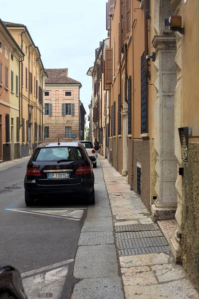 Bestrating Een Smalle Straat Van Een Stad Met Geparkeerde Auto — Stockfoto