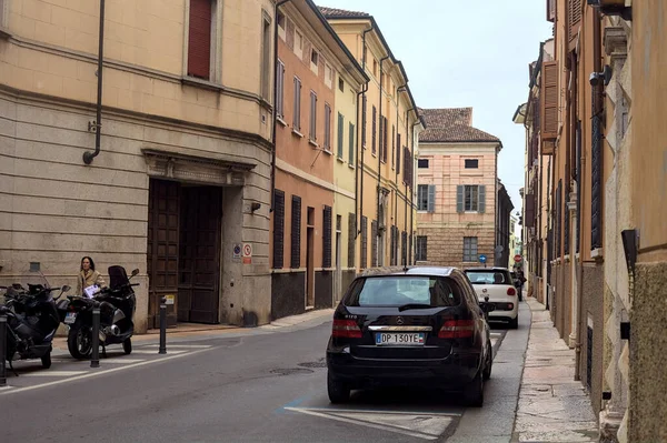 Pavimento Una Stradina Una Città Con Auto Parcheggiate Suo Fianco — Foto Stock