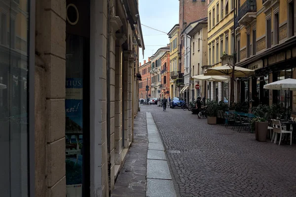 Dlážděná Ulice Restauracemi Vidět Chodníku Městě Zamračený Den — Stock fotografie