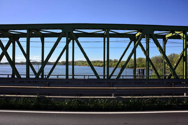 晴れた日に川を渡る道路と鉄道線路の橋 — ストック写真