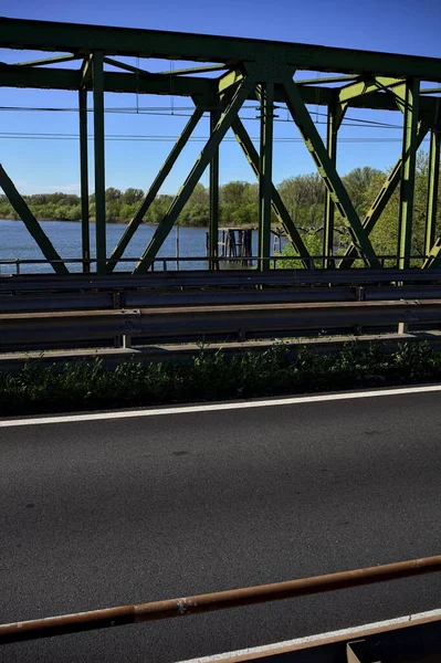 Most Silnicí Železniční Tratí Přes Řeku Slunečného Dne — Stock fotografie