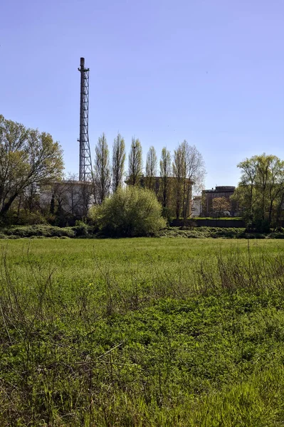 Wiese Einem Wald Und Ein Industriekomplex Versteckt Hinter Bäumen Einem — Stockfoto