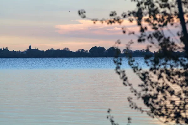 Seeufer Bei Sonnenuntergang Mit Einem Park Der Ferne Umrahmt Von — Stockfoto