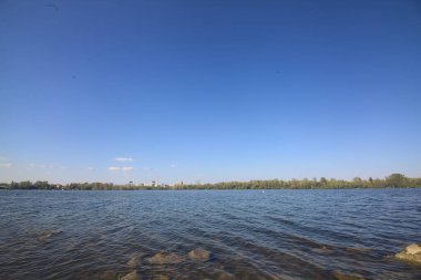 Gün batımında göl ve karşı kıyıda.