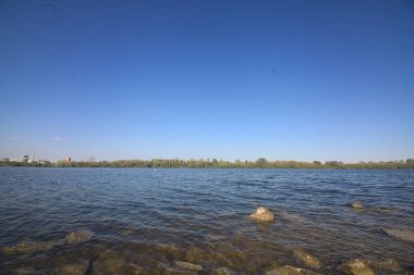 Gün batımında göl ve karşı kıyıda.