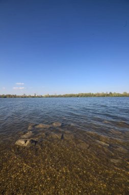 Gün batımında göl ve karşı kıyıda.