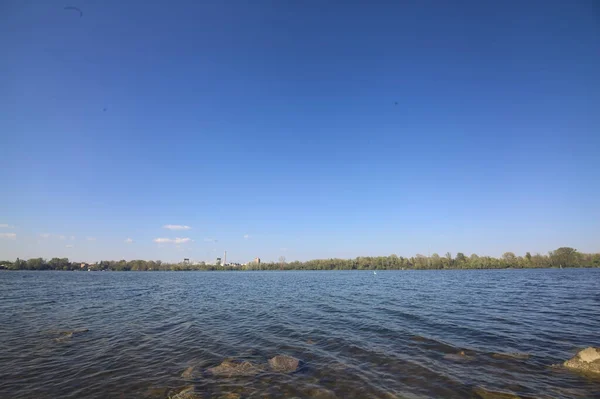 Jezioro Przeciwległy Brzeg Oddali Zachodzie Słońca — Zdjęcie stockowe