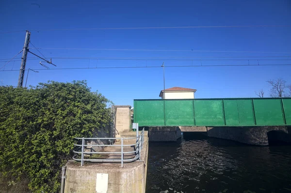 Pont Ferroviaire Vert Sur Lac Côté Barrage Par Une Journée — Photo