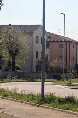 İtalya kırsalında güneşli bir günde bir köyde kavşak.