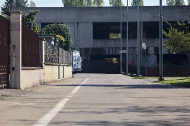 İtalya kırsalında terk edilmiş bir binayla biten bir köyde.