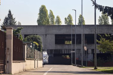 İtalya kırsalında terk edilmiş bir binayla biten bir köyde.