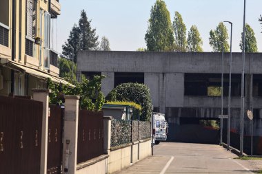 İtalya kırsalında terk edilmiş bir binayla biten bir köyde.