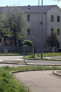 İtalya kırsalında güneşli bir günde bir köyde kavşak.