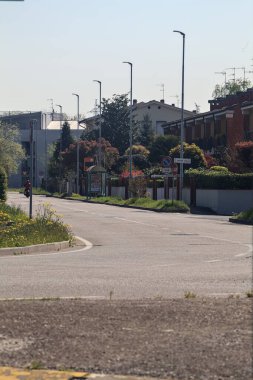 İtalya kırsalında güneşli bir günde bir köyde yol