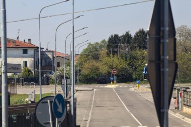İtalya kırsalında güneşli bir günde bir köyde yol