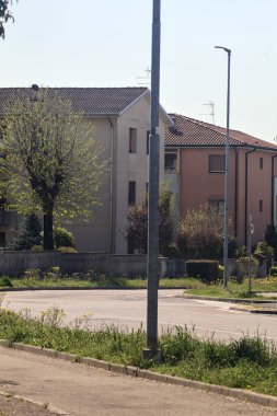 İtalya kırsalında güneşli bir günde bir köyde kavşak.