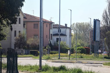 İtalya kırsalında güneşli bir günde bir köyde kavşak.