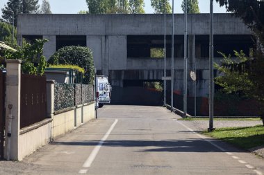 İtalya kırsalında terk edilmiş bir binayla biten bir köyde.