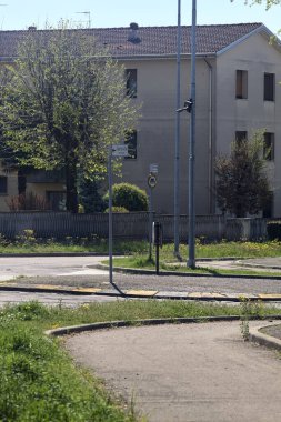 İtalya kırsalında güneşli bir günde bir köyde kavşak.