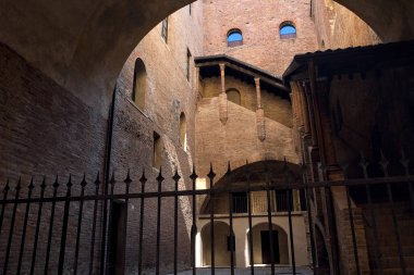 Bir İtalyan kasabasında çitlerle çevrili bir sarayın iç avlusundaki merdiven.