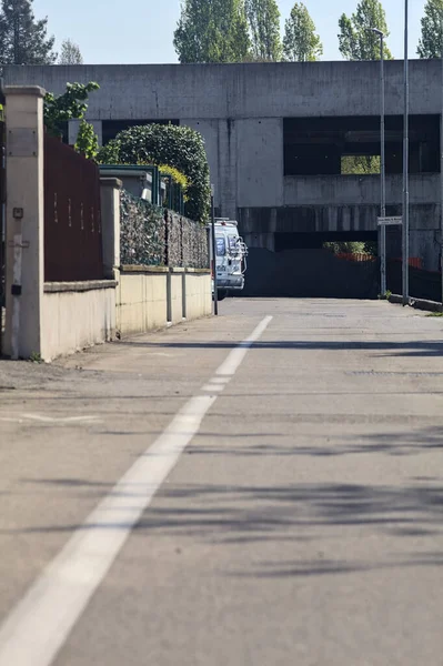 Ulica Wsi Włoskiej Wsi Która Kończy Się Opuszczonym Budynkiem — Zdjęcie stockowe