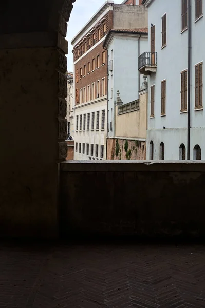 Canale Delimitato Edificio Incorniciato Archi Porticato Coperto Una Città Italiana — Foto Stock