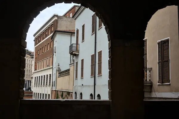 意大利小镇上一条由拱形拱门围成的建筑物环绕着的海峡 — 图库照片