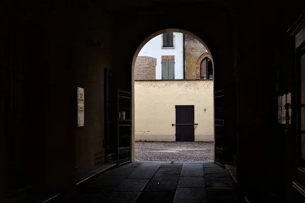 Είσοδος Ιστορικό Κτίριο Εσωτερική Αυλή Στο Τέλος Του Ιταλική Πόλη — Φωτογραφία Αρχείου