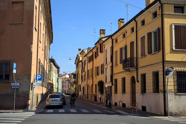 Hoek Van Een Straat Een Italiaanse Stad Een Zonnige Dag — Stockfoto