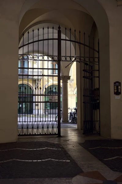 Είσοδος Ιστορικό Κτίριο Εσωτερική Αυλή Στο Τέλος Του Ιταλική Πόλη — Φωτογραφία Αρχείου