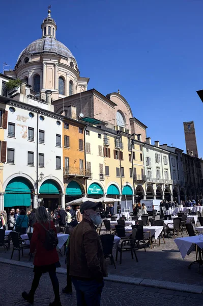 Platz Mit Menschen Die Einem Sonnigen Tag Einer Italienischen Stadt — Stockfoto
