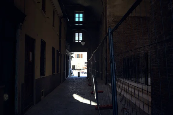 Zahalená Ulička Pod Palácem Který Končí Náměstí Italském Městě Slunečného — Stock fotografie