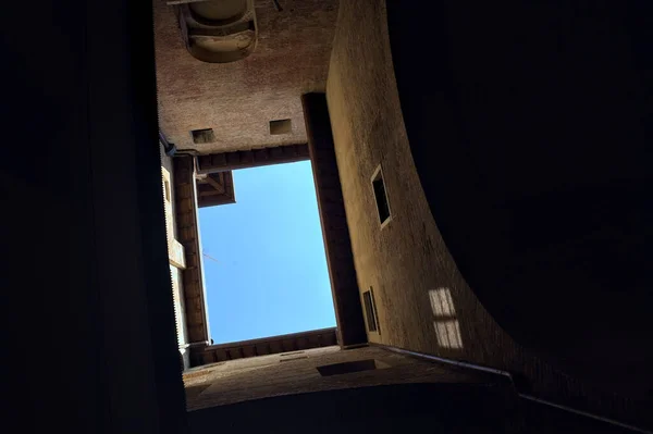 Відкриття Між Будівлями Критій Алеї Ясним Небом Зверху — стокове фото