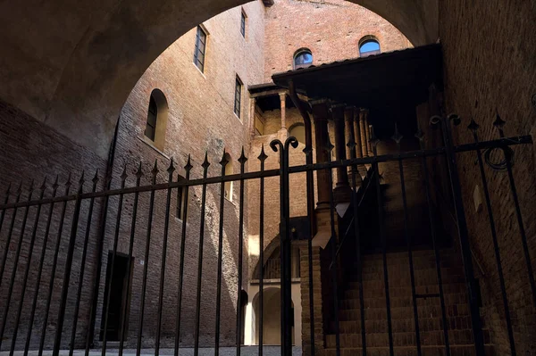 Zakryté Schodiště Vnitřním Dvoře Paláce Zablokované Plotem Italském Městě — Stock fotografie