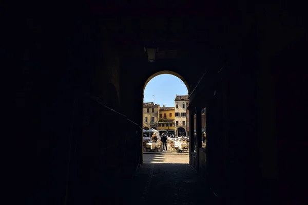 Gang Tertutup Bawah Istana Yang Berakhir Alun Alun Sebuah Kota — Stok Foto