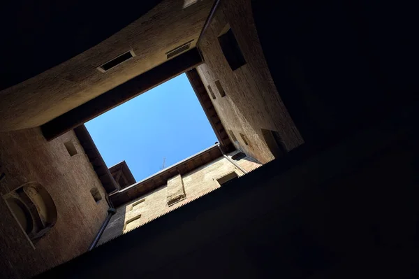 Ouverture Entre Les Bâtiments Dans Une Ruelle Couverte Avec Ciel — Photo