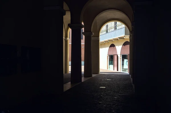 Täckt Gränd Ett Palats Som Slutar Ett Torg Italiensk Stad — Stockfoto