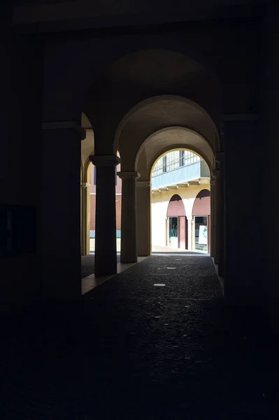 Täckt Gränd Ett Palats Som Slutar Ett Torg Italiensk Stad — Stockfoto