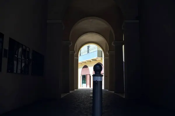 Obstawiona Aleja Pod Pałacem Która Kończy Się Placu Włoskim Miasteczku — Zdjęcie stockowe