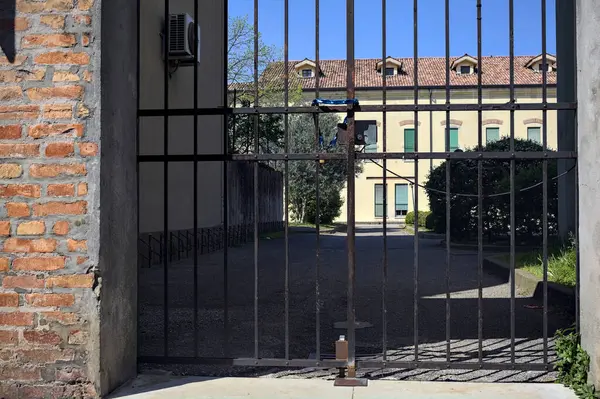Verschlossenes Tor Und Ein Gebäude Ende Eines Weges Einem Garten — Stockfoto