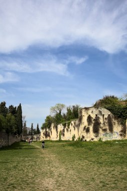 Yamaçtaki bir parkta sınır duvarları arasında geniş bir geçit var.