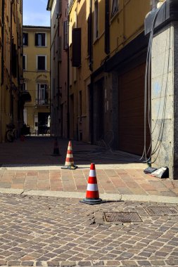 İtalya 'da bir caddede bir sitedeki koniler