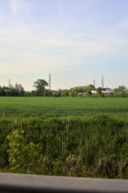 İtalya kırsalında gün batımında ağaçlarla çevrili bir arazi.