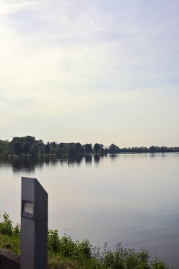 Gün batımında denize dökülen göl ve kasaba uzaktan görülüyor.