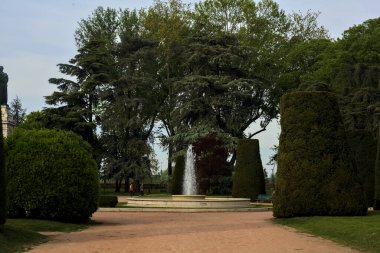 Gün batımında bir İtalyan kasabasında halka açık bir parkta çeşme.