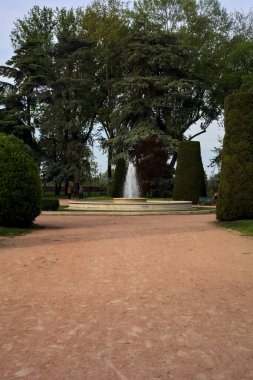 Gün batımında bir İtalyan kasabasında halka açık bir parkta çeşme.