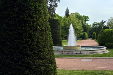 Gün batımında bir İtalyan kasabasında halka açık bir parkta çeşme.