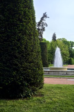 Gün batımında bir İtalyan kasabasında halka açık bir parkta çeşme.